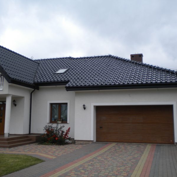 Realizacja z dachówką Röben Monza Plus Tobago, podkreślającą prestiżowy wygląd budynku.
